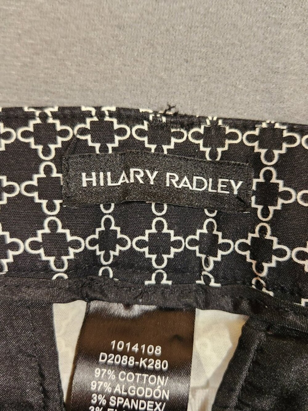 Hilary Radley Women's Capri Pants Size 6 Black/White geometric shapes - Picture 9 of 12